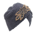 Frauen strickte Rhinestone-Blumen-Hut-Kreuz-Häkelarbeit-Turban-Mütze Winter-Indien-Kappen-warmer Hut (HW128)